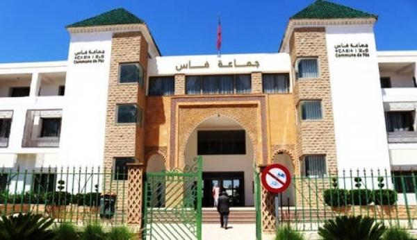 مؤسسة مغربية تتهم عمدة فاس بدفع شركات النقل الوطنية إلى الإفلاس